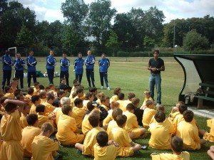 Patrice face aux stagiaires du Football Stages Atlantique en 2006